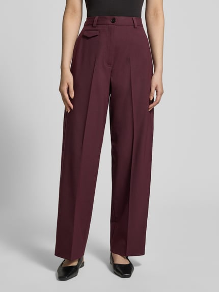 Kobieta modelka nosi szerokość spodnie Loose Fit Weite Hose aus Woll-Mix od Tommy Hilfiger, efekt: jednolity kolor, kanty, szlufki na pasek, zapięcie na guzik i zamek błyskawiczny, wpuszczane kieszenie, kieszeń z patką z przodu, kieszeń z patką z tyłu, wykończenie materiału: splot twill, mieszanka wełny, aplikacja z logo, widok całej sylwetki z przodu