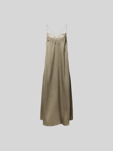 Produktfoto, Relaxed Fit Midikleid mit Spitzenbesatz von Iro aus glänzendem Satin in Beige, V-Ausschnitt, Spaghettiträger, feine Textur.