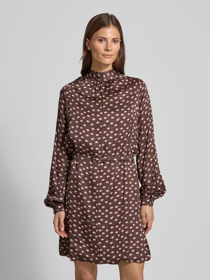 Vrouwenmodel draagt Cocktailkleid met Stehkragen van Rinascimento in pure viscose, nauwsluitend, met strikdetail en tailleriem, Ganzkörperansicht von vorne.