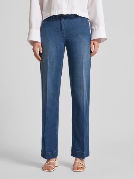 Frauenmodel trägt Damen Wide Leg Jeans mit Eingrifftaschen Modell 'Jenny' von TONI, mittleres Blau, Baumwoll-Mix, Nahaufnahme Oberkörper.