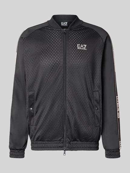 Produktfoto, Kurtka treningowa z zamkiem błyskawicznym dwustronnym od EA7 Emporio Armani, krój regular fit, logo, stójka, wpuszczane kieszenie z zapięciem na zatrzask, długość tyłu w rozmiarze M 68 cm, długość rękawów w rozmiarze M 57 cm, kolor czarny, materiał z perforowaną fakturą