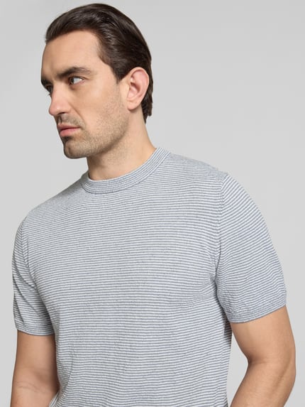 Männermodel trägt Strickshirt mit Rundhalsausschnitt von JAKE*S STUDIO MEN, Material-Mix mit Baumwoll-Anteil, Nahaufnahme Oberkörper