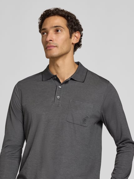 Männermodel trägt Regular Fit Poloshirt in Two-Tone-Machart von LERROS, Baumwoll-Mix, Brusttasche, Logo, Knopfleiste, Longsleeve, Nahaufnahme Oberkörper.