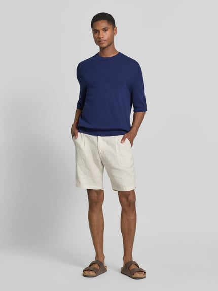 Männermodel trägt Relaxed Fit T-Shirt aus reiner Baumwolle Modell 'TORINO' von SELECTED HOME in Strickoptik und Struktur-Muster, Ganzkörperansicht von vorne.