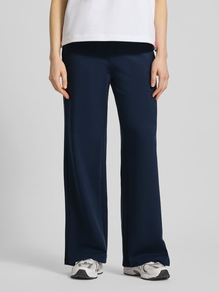 Frauenmodel trägt dunkelblaue Hose mit elastischem Bund, weiter Schnitt, Modell 'ANNY' von FIRE + ICE, Ganzkörperansicht von vorne. Damenhose aus Baumwoll-Mix mit Stretch-Anteil.