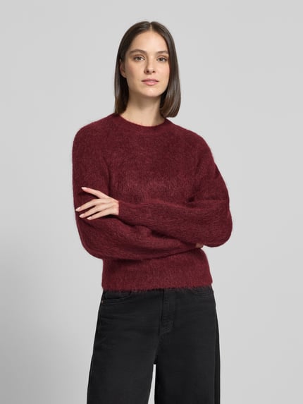 Frauenmodel trägt Pullover aus Mohair mit geripptem Abschluss von Selected, unifarben, Regular Fit, Cropped, Strick, Ganzkörperansicht von vorne.