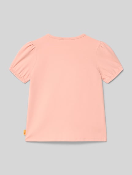 Meisje draagt Regular Fit T-shirt met logo-stitching van Steiff uit elastische katoenmix in zalmroze met ronde hals, ruglengte maat 116: 43 cm. Ganzkörperansicht Rückansicht.