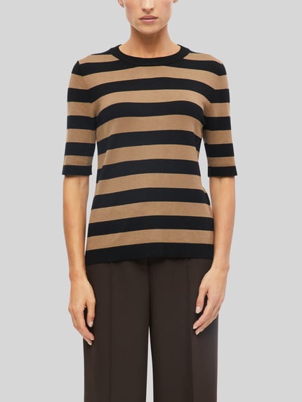 Frauenmodel trägt Regular Fit Pullover aus Viskose-Mix von s.Oliver BLACK LABEL in Schwarz und Braun mit breiten Streifen, Nahaufnahme Oberkörper. Damen Pullover von s.Oliver BLACK LABEL