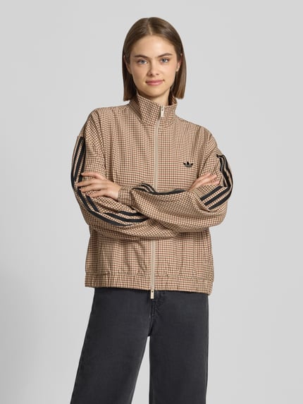 Vrouwenmodel draagt Slim Fit Sweatjacke met Logo-Stitching model 'CHECKS' van adidas Originals in beige en zwart met ruitpatroon, Dames sweatjack, Ganzkörperansicht von vorne