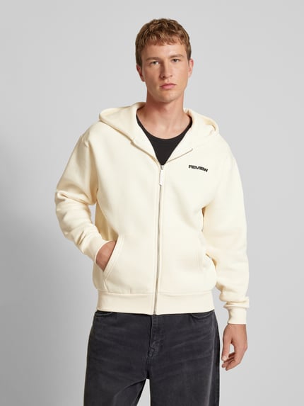 REVIEW Sweatjacke mit Label-Print Ecru 4