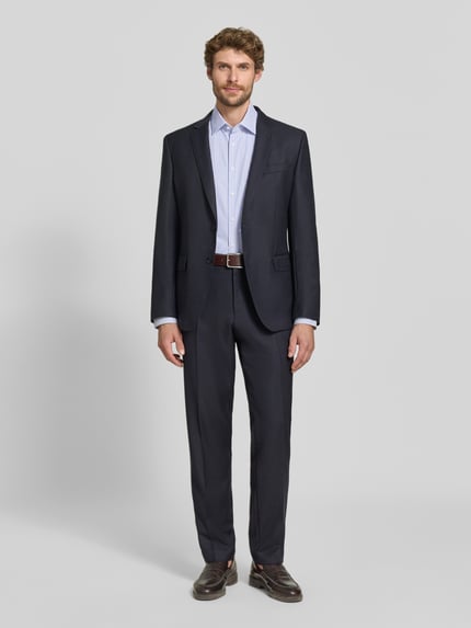 Männermodel trägt Regular Fit Businesshemd mit Kentkragen und Streifen von Christian Berg Men, dezente Farben, Ganzkörperansicht von vorne. Baumwoll-Mix mit Stretch-Anteil, Performance, Streifenmuster.