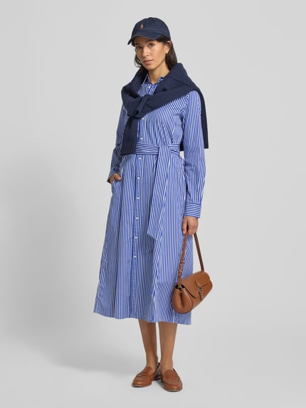 Frauenmodel trägt Midikleid mit Bindegürtel von Polo Ralph Lauren in Blau-Weiß, Reine Baumwolle, Gerader Schnitt, Ganzkörperansicht von vorne.