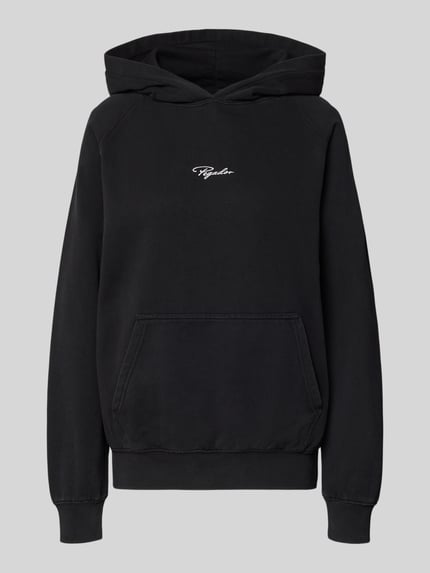 Produktfoto, schwarzer Hoodie mit Label-Stitching von Pegador aus Baumwoll-Mix, lockerer Schnitt, Kapuze, Känguru-Tasche, gerippte Abschlüsse