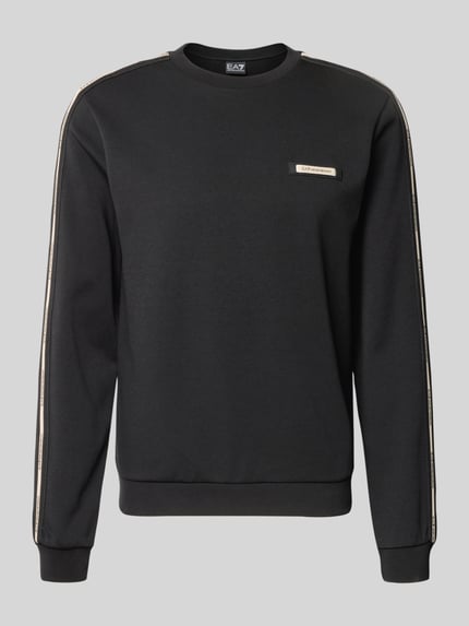 Produktfoto, Sweatshirt mit Label-Details und Rundhalsausschnitt von EA7 Emporio Armani, czarny, bawełniany, krój regular fit, ozdobne detale z logo, długość tyłu w rozmiarze M: 63 cm, długość rękawa w rozmiarze M: 66 cm