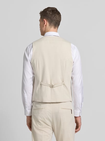 Męski model nosi Weste mit Paspeltaschen Modell 'Vitra' od CINQUE, beżowy materiał z domieszką wiskozy, krój regular fit, widok całej sylwetki z tyłu.