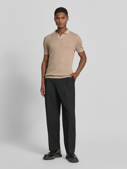 Mannenmodel draagt Slim Fit gebreid shirt met structuurpatroon model 'BRAIAN' van Drykorn, puur katoen, V-hals, heren, ganzkörperansicht van voren.