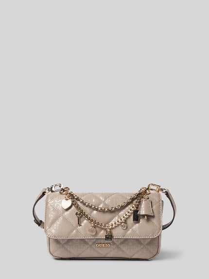 Produktfoto, Umhängetasche mit Label-Applikation Modell 'LIBBY' von Guess, beige glänzend, Ketten-Detail, Hauptfach mit Magnetverschluss, Maße Breite 24 cm, Länge 14 cm, Tiefe 6 cm, Schulterriemen 114 cm.
