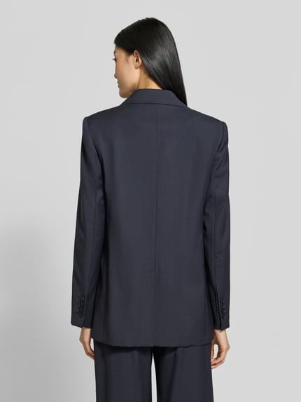 Frauenmodel trägt Regular Fit Longblazer aus reiner Schurwolle Modell 'ASSENZI' von Max Mara in Dunkelblau, glatte Textur, Ganzkörperansicht Rückansicht, Damen Longblazer von Max Mara Studio.
