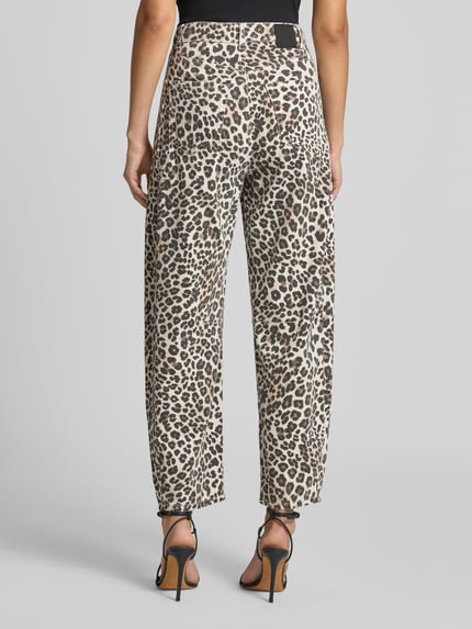 Frauenmodel trägt Balloon Fit Jeans mit Allover-Leo-Print von Marc Cain aus Baumwoll-Elasthan-Mix, 5-Pocket-Design, Ganzkörperansicht Rückansicht.