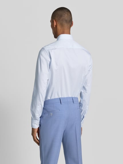 Männermodel trägt hellblaues Slim-Fit Businesshemd aus reiner Baumwolle Modell 'H-HANK-SP-B1' von BOSS, Herren Businesshemd, Ganzkörperansicht Rückansicht.