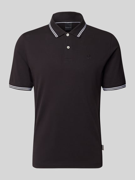 Produktfoto, Slim Fit Poloshirt mit Label-Stitching von bugatti in Schwarz mit weißen Akzenten aus reiner Baumwolle, Polokragen, Knopfleiste, Modell 'Käntchen', Rückenlänge bei Größe M 67 cm.