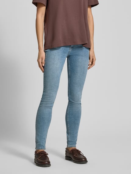 Vrouwenmodel draagt Skinny Fit Jeans in Used-look model 'LA BOHEMIENNE' van Scotch & Soda, mix van katoen en elastaan, full body voorkant. Bandwijdte maat 27/32: 38 cm, binnenbeenlengte: 75 cm.
