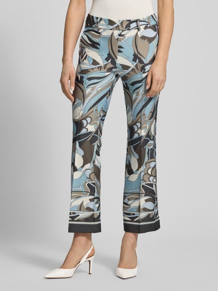 Kobiece model prezentuje spodnie Cropped Hose im Allover-Look model 'FRANCOISE' od Cambio, wzór na całej powierzchni, długość wewnętrzna nogawki 75 cm, szerokość w rozmiarze 36: 40 cm, widok całej sylwetki z przodu.