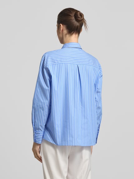 Frauenmodel trägt Regular Fit Hemdbluse mit Ziersteinbesatz von comma, blau-weiß gestreift, Baumwoll-Mix, Rückansicht Ganzkörperansicht.