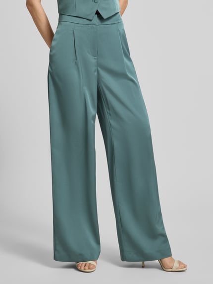Kobiece model prezentuje Hose mit weitem Bein und Falten von Jake*s Cocktail, satyn, szerokie nogawki, fałdy, kieszeń z tyłu, szerokość w rozmiarze 36: 34 cm, długość nogawki od wewnątrz w rozmiarze 36: 82 cm, kompletna przednia perspektywa