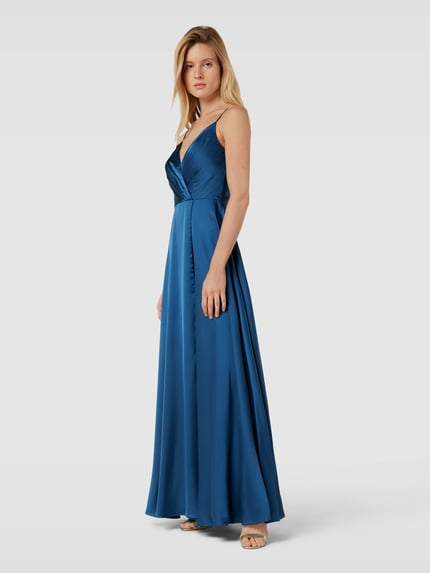 Kobiece model prezentuje Regular Fit Sukienka wieczorowa w kopertowym stylu od Luxuar z satyny, cienkie ramiączka, zamek błyskawiczny, długość tyłu 131 cm, szerokość klatki piersiowej 34 cm, ciemnoniebieski, gładka tekstura, pełny widok z przodu.