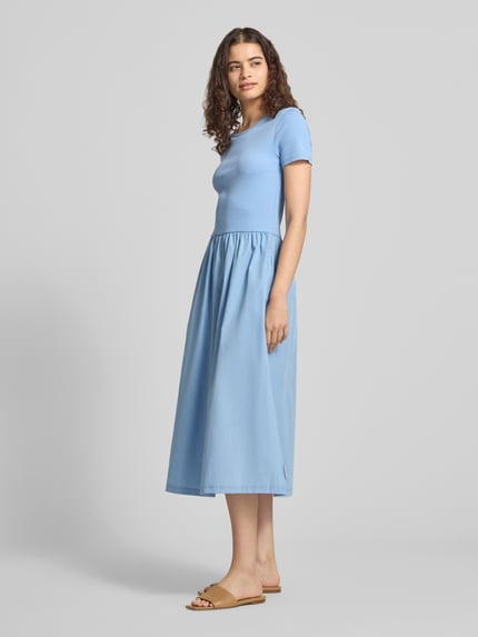 Frauenmodel trägt hellblaues Slim Fit Freizeitkleid aus Baumwoll-Mix von Marc O'Polo DENIM, glatte Oberfläche, Ganzkörperansicht von vorne.