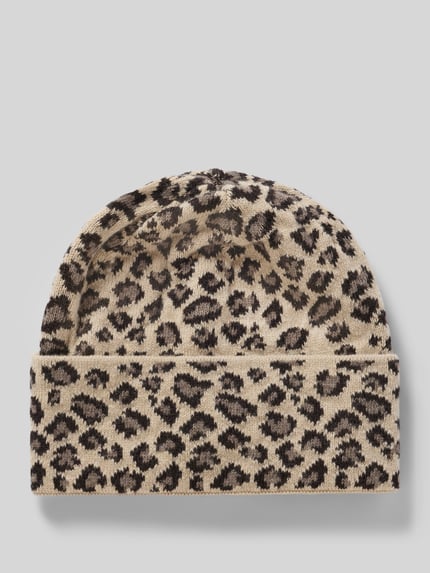 Produktfoto, Mütze aus Schurwolle-Kaschmir-Mix mit Animal-Print von UNIO HAMBURG, beiger Grundton, braune und schwarze Muster, breite Ziernähte, strukturierte Oberfläche, breiter Umschlag