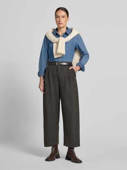 Frauenmodel trägt Wide Leg Stoffhose aus Viskose-Mix von Jake*s Casual, dunkle Karomuster, kombiniert mit Jeanshemd und Pullover, Ganzkörperansicht von vorne.