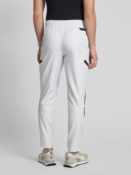Under Armour Relaxed Fit Trainingshose mit Cargotaschen Modell 'Unstoppable' Hellgrau 5