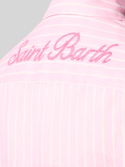 Frauenmodel trägt Leinenbluse mit rückseitigem Logo-Stitching Modell 'MEREDITH' von MC2 Saint Barth in Rosa mit feinen weißen Streifen, Nahaufnahme Rückenpartie. Damen Leinenbluse, reine Leinen, Loose-Fit, Hemdblusenkragen, Knopfleiste, Logo-Stitching.