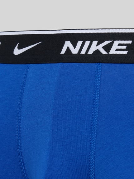 Produktfoto, blaue Herren Trunks aus Baumwoll-Mix Modell 'ESSENTIAL' von Nike mit elastischem Logo-Bund und eng anliegender Passform.