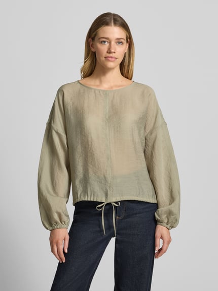 Frauenmodel trägt Bluse mit überschnittenen Schultern Modell 'Filla' von OPUS, Lyocell-Mix, Loose Fit, beige Textur, Ganzkörperansicht von vorne.