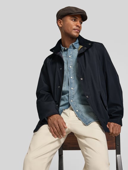 Männermodel trägt Regular Fit Hemdjacke mit Stehkragen von Barbour, Optik: Unifarben, Passform: Regular-Fit, Nahaufnahme Oberkörper