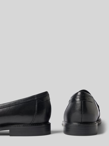 Produktfoto, schwarze loafersy aus naturalna skóra, glatte Oberfläche, dezente Nähte, Produktname: Loafer aus echtem Leder von Tamaris, Damen Loafer von Tamaris