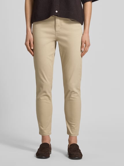 Frauenmodel trägt Damen Hose in verkürzter Passform Modell 'Ornella' von Angels, Baumwoll-Mix mit Stretch-Anteil, Eingrifftaschen, Ganzkörperansicht von vorne.