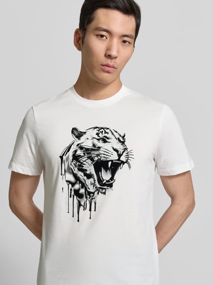Männermodel trägt T-Shirt mit Label-Detail von Antony Morato in Weiß mit Print, Reine Baumwolle, Regular-Fit, Rundhalsausschnitt, Nahaufnahme Oberkörper. Rückenlänge bei Größe M: 70 cm.