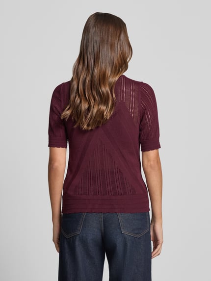 Frauenmodel trägt Regular Fit T-Shirt in Strick-Optik von Jake*s Collection aus Baumwoll-Modal-Mix, Halbarm, Rückenlänge 55 cm, Ganzkörperansicht Rückansicht.