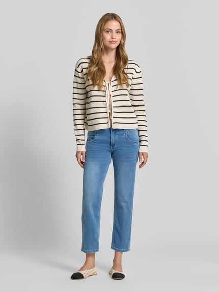 Vrouwenmodel draagt Straight fit jeans in 7/8-lengte model 'Ana' van Buena Vista, katoenmix met stretch, lichte denim, Ganzkörperaanzicht van voren.