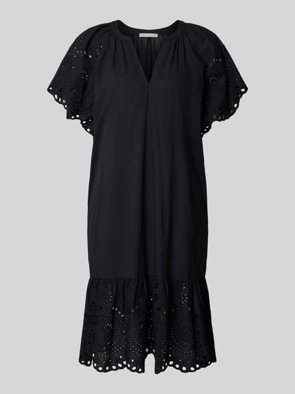 Produktfoto, Relaxed Fit Minikleid mit floraler Lochstickerei von Christian Berg Woman Selection in Schwarz, Reine Baumwolle, Kurzärmelig, Tunika-Ausschnitt, dekorative Lochstickerei an Saum und Ärmeln, glatte Oberfläche, strukturierte Stickdetails, Rückenlänge 74 cm, Brustweite 34 cm, Ärmellänge 26 cm.