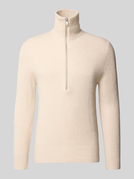 Produktfoto, Regular Fit Strickpullover aus elastischem Baumwoll-Mix von DRYKORN w kolorze kremowym, widoczna faktura dzianiny, kołnierz zapinany, Model 'MANUELO', krój regular fit, mieszanka bawełny, długość tyłu w rozmiarze M: 70 cm, długość rękawów: 51 cm