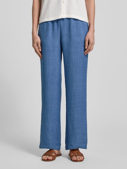 Frauenmodel trägt Hose in Denim-Optik Modell 'CHARISSA' von Soyaconcept, Wide Leg, Elastischer Bund, blaue Textur, Ganzkörperansicht von vorne. Bundweite bei Größe S: 36 cm, Innenbeinlänge bei Größe S: 75 cm.