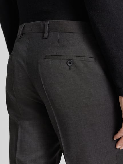 Männermodel trägt Regular Fit Anzug aus Schurwolle mit 2-Knopf-Sakko von Roy Robson, Detailaufnahme Gesäßpartie der Anzughose.