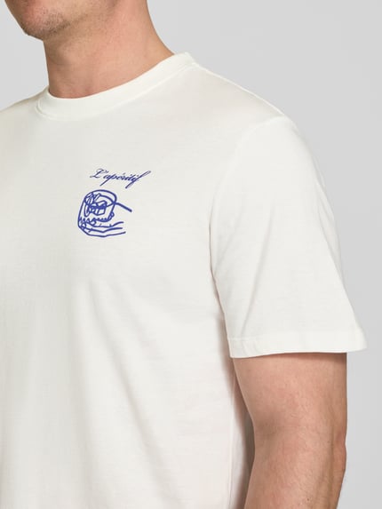 Männermodel draagt T-shirt met motiefprint model 'EGEBJERG' van Casual Friday, katoen, regular fit, ronde hals, detailopname bovenlichaam.