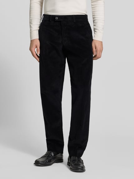 Männermodel trägt Regular Fit Cordhose mit seitlichen Eingrifftaschen von Hiltl in uni dunkelblau, Cordstruktur, knopf und rits, ganzkörperansicht von vorne