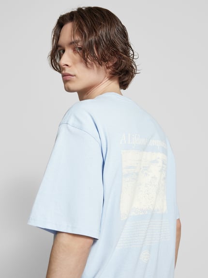 Dickies T-shirt met labelprint, model ''COMPANION SCRIPT' Lichtblauw - 3